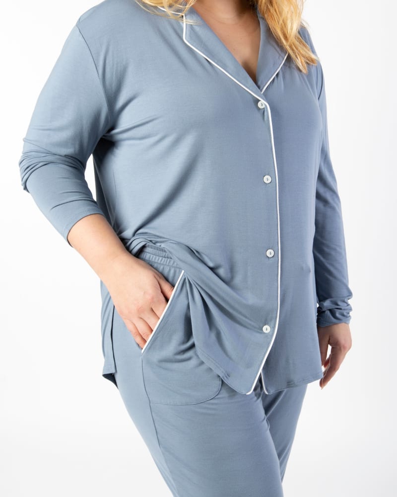 Side of a model wearing a size XXL Classic PJ Set in Cool Blue / Creamer by RECLINER. | dia_product_style_image_id:272346